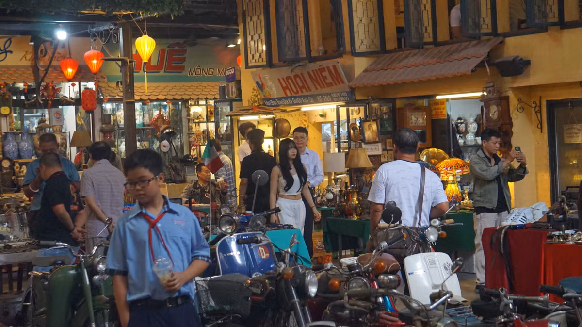 Nhiều bạn trẻ cũng dành thời gian ghé thăm phiên chợ đồ cổ. Ảnh: Thái Bảo