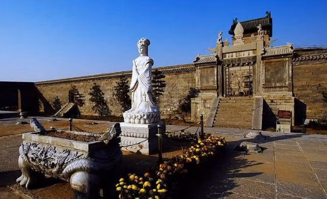 Khai quat mo phi tan vua Can Long, phat hien be boi lich su