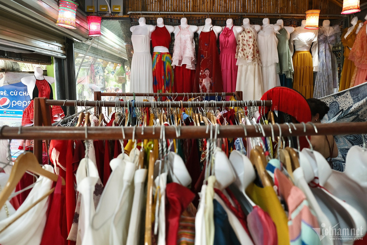 Tại đây có bán hoa sen để cầm tay với giá từ 10.000 đồng/bông và cho thuê trang phục từ 150.000 đồng - 1 triệu đồng, tùy vào độ cầu kỳ, phức tạp của trang phục chụp ảnh.