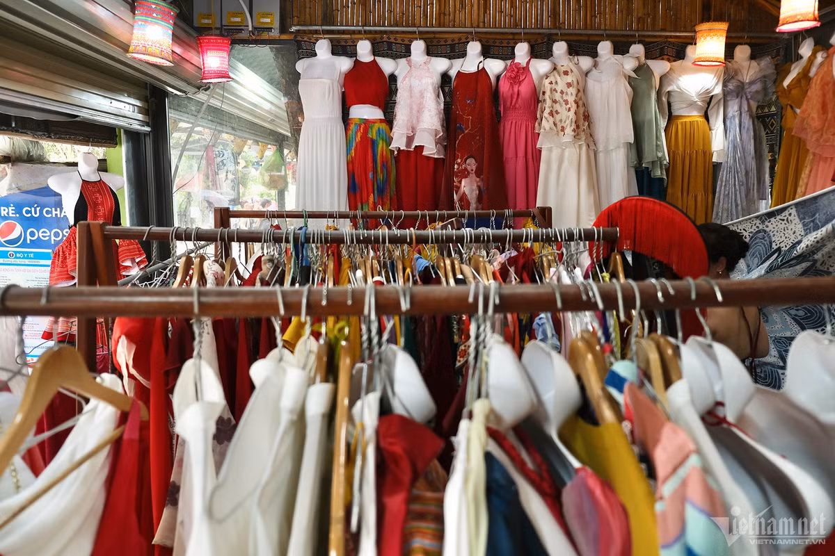 Tại đây có bán hoa sen để cầm tay với giá từ 10.000 đồng/bông và cho thuê trang phục từ 150.000 đồng - 1 triệu đồng, tùy vào độ cầu kỳ, phức tạp của trang phục chụp ảnh.