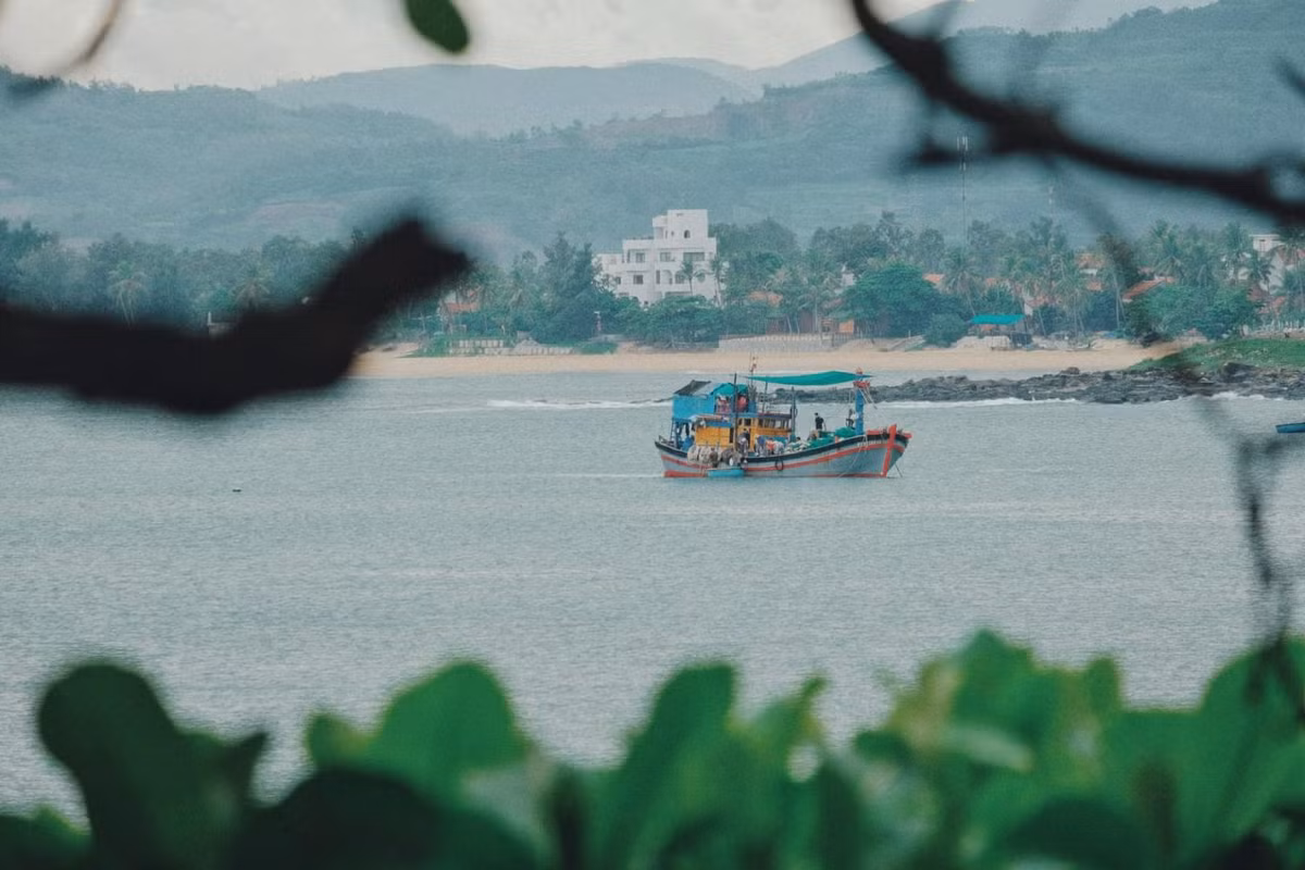 Từ đây, du khách có thể dễ dàng di chuyển sang các địa điểm tham quan nổi tiếng của Phú Yên như nhà thờ Mằng Lăng, Gành Đá Đĩa, Bãi Xép, Hòn Yến… Ảnh: Tuyên Parafu