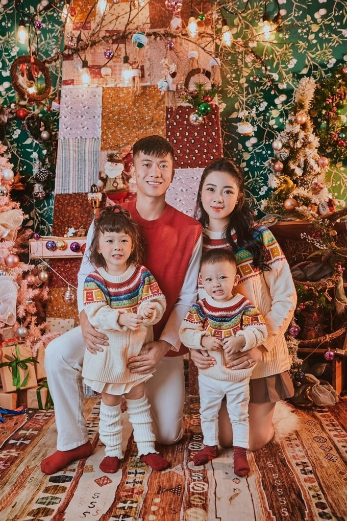 Trước đó, chuyện tình yêu của tiền đạo Phan Văn Đức và Võ Nhật Linh được nhận xét là một trong những mối tình đẹp. Phan Văn Đức từng bị nhận xét đào hoa, có nhiều người yêu và ảnh hưởng đến sự phát triển của sự nghiệp. Nhưng từ khi kết hôn, Phan Văn Đức được khen là một trong những người chồng lý tưởng. Vợ chồng anh liên tục tặng quà cho nhau kể cả trong những dịp không phải ngày lễ.