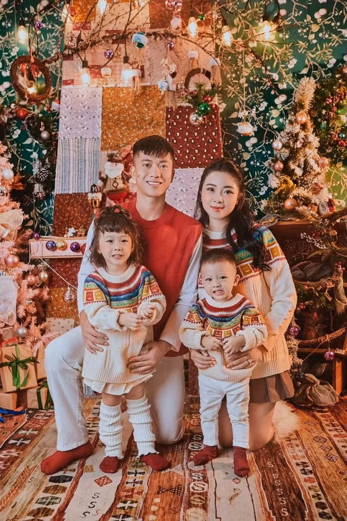 Trước đó, chuyện tình yêu của tiền đạo Phan Văn Đức và Võ Nhật Linh được nhận xét là một trong những mối tình đẹp. Phan Văn Đức từng bị nhận xét đào hoa, có nhiều người yêu và ảnh hưởng đến sự phát triển của sự nghiệp. Nhưng từ khi kết hôn, Phan Văn Đức được khen là một trong những người chồng lý tưởng. Vợ chồng anh liên tục tặng quà cho nhau kể cả trong những dịp không phải ngày lễ.