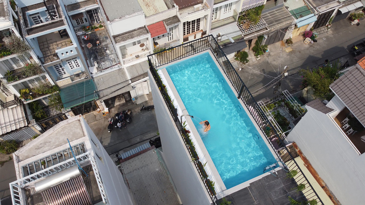 Bể bơi trên tầng cao nhất của căn nhà.