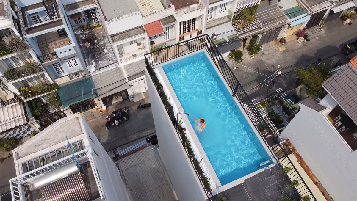 Bể bơi trên tầng cao nhất của căn nhà.