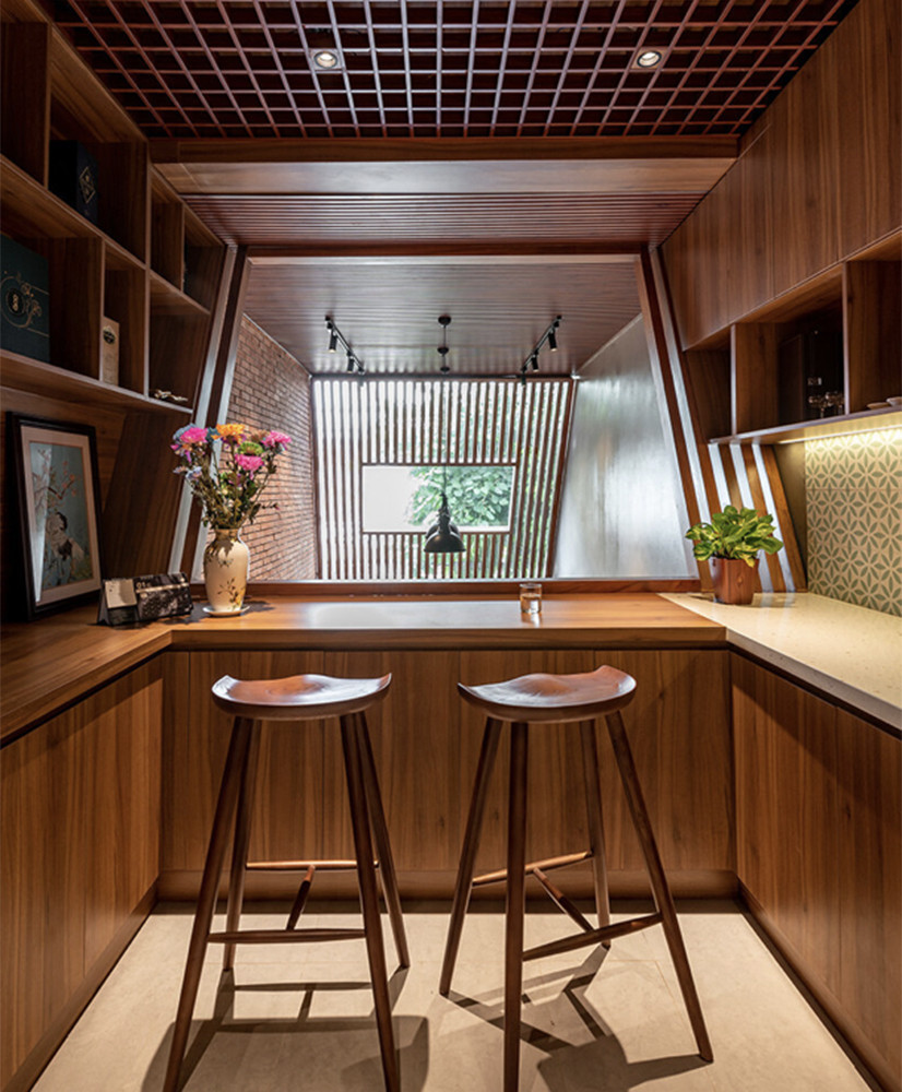 Kiến trúc sư sử dụng trần bằng xi măng màu xám, tương ốp gỗ mang đến cho căn nhà nội thất mộc mạc, tự nhiên. Tông màu đất tạo nên sự ấm cúng thân mật cho ngôi nhà.