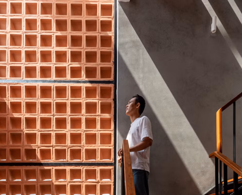 Cầu thang bộ và thang máy bố trí phía sau nhà nhằm tiết kiệm không gian mỗi tầng. Khu vực bếp và bàn ăn tại tầng lửng. Tầng 2,3,4 là phòng ngủ có phòng tắm riêng vách kính.