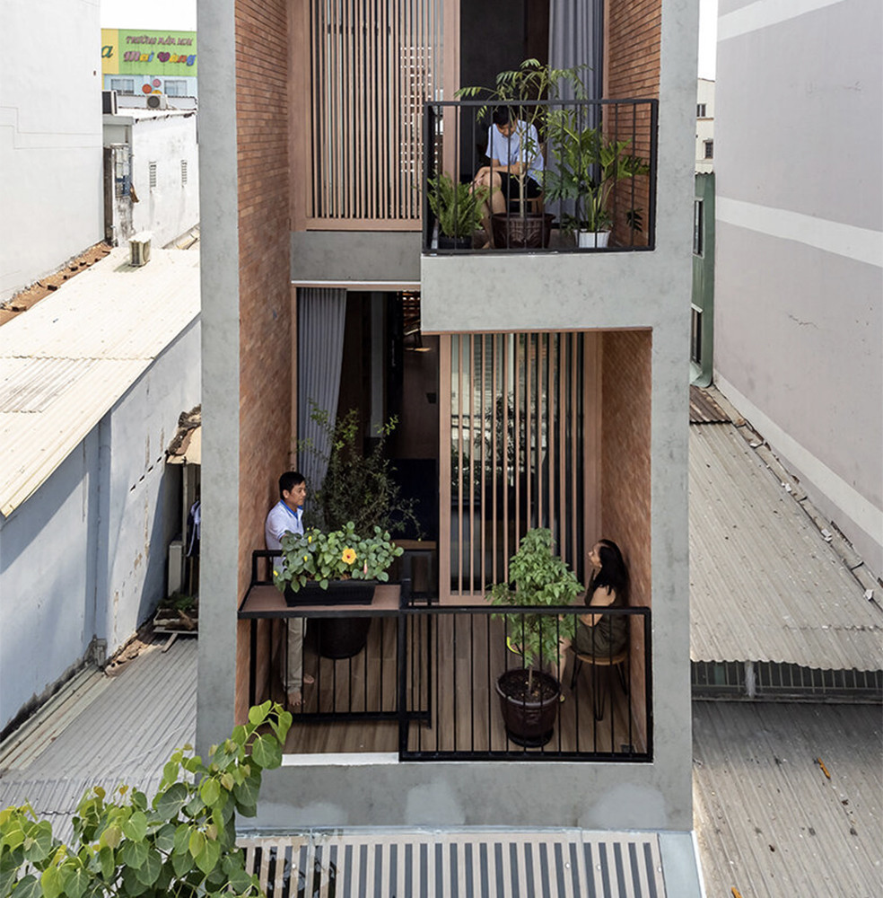 Từ đây, các thành viên trong gia đình có thể nói chuyện với nhau từ tầng nọ với tầng kia.