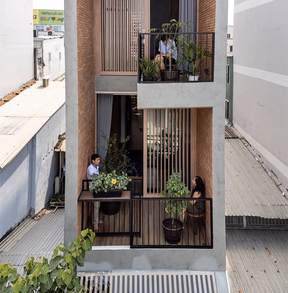 Từ đây, các thành viên trong gia đình có thể nói chuyện với nhau từ tầng nọ với tầng kia.