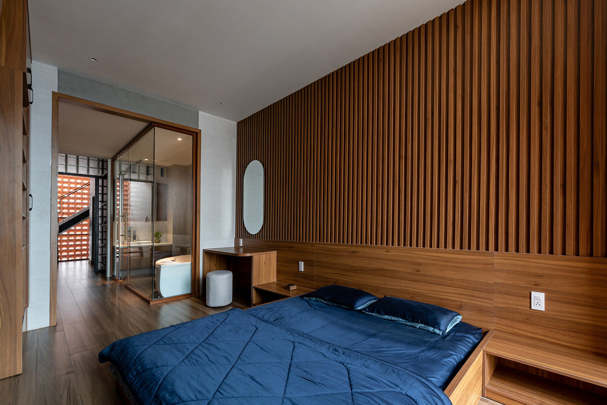 Mỗi phòng ngủ đều có ban công, chậu cây và khoảng không độc đáo để có thể giao tiếp giữa các tầng.