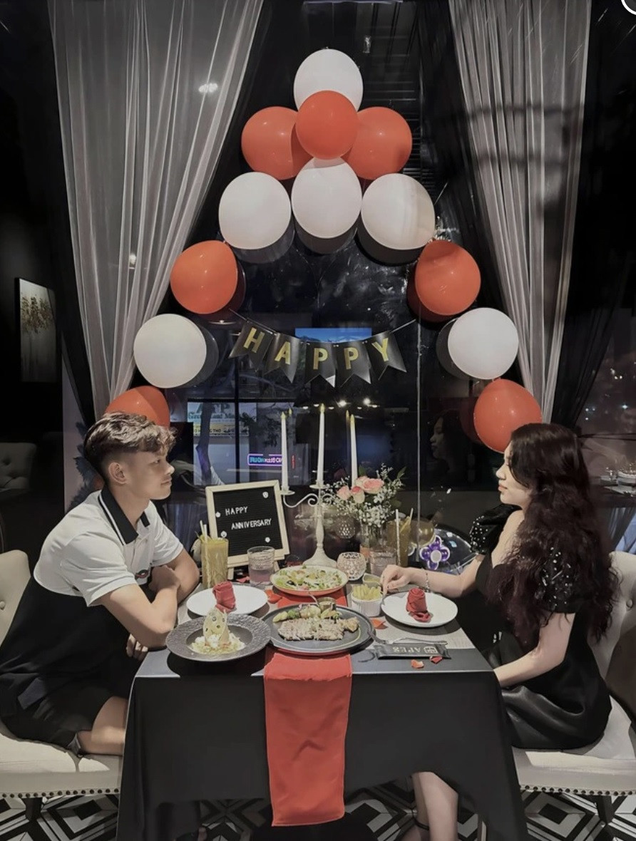 Cặp cầu thủ - WAGs có thời gian hẹn hò 2 năm trước khi về chung nhà vào tháng 6/2023, ngay trước thời điểm cùng U23 Việt Nam tham dự giải U23 Đông Nam Á 2023 tại Thái Lan.