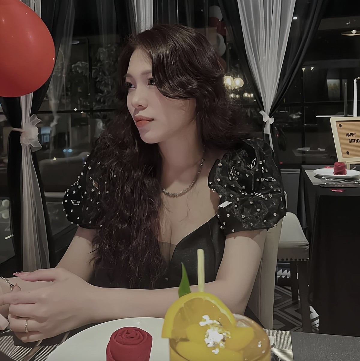 Trên trang cá nhân, Thảo Vy chia sẻ khá ít hình ảnh đời thường hay đời sống tình cảm. Đa số bài đăng công khai của cô nàng là ảnh chụp cá nhân.