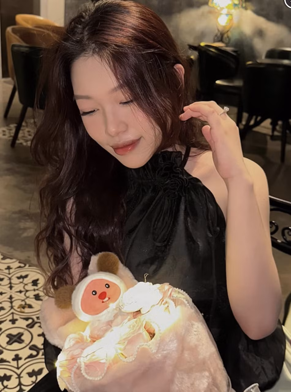 Trên trang cá nhân của mình, Bùi Vĩ Hào thường xuyên chia sẻ ảnh chụp cùng vợ với những "caption" yêu thương, chiều chuộng.