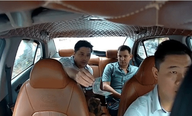 Khach Tay tra nham tien cuoc, phan ung cua tai xe gay sot