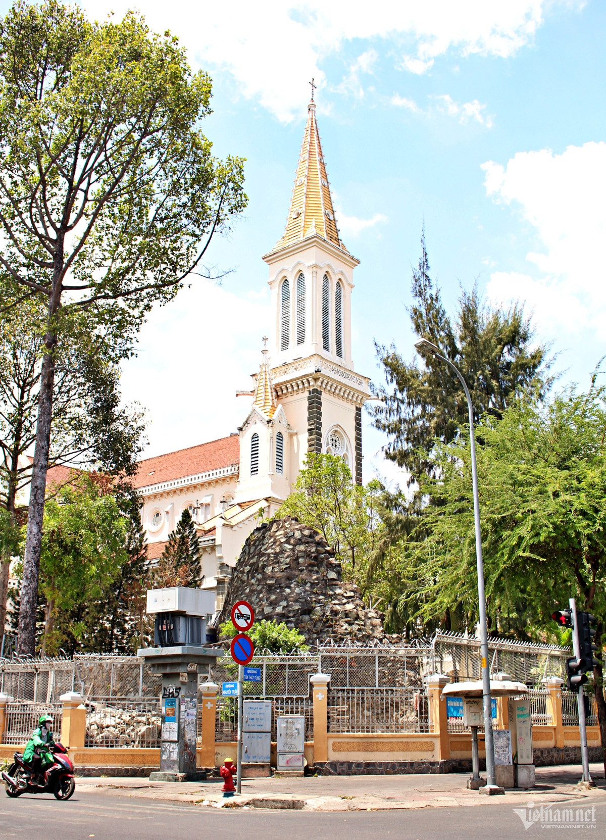 Nguoi giau nhat Sai Gon xua, thue nhan cong phoi tien cho khoi moc