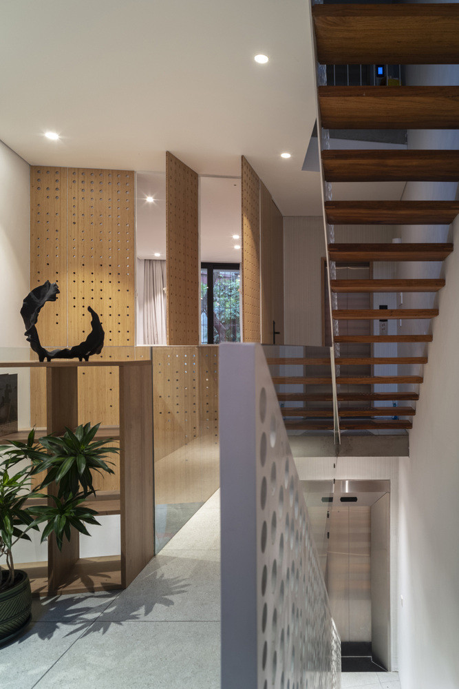 Cầu thang nhỏ với những hoạ tiết ấn tượng.