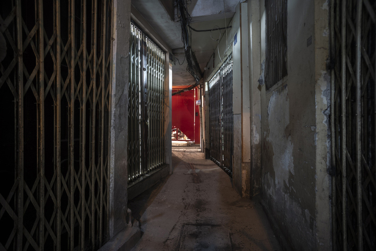 Maison KN là ngôi nhà phố diện tích 69m2, được thiết kế bởi Nghia-Architect và xây dựng năm 2023, tại Hà Nội. Nhìn từ xa, ngôi nhà ấn tượng bởi mặt tiền với những hình khối màu đỏ đậm. Bước vào bên trong, nhiều người không khỏi ngỡ ngàng bởi công năng và không gian thông thoáng, ấn tượng với cầu thang trắng như dải lụa, khu vườn xanh mát.