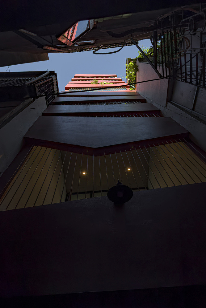 Yêu cầu của gia chủ cần có một không gian sống hướng nội đầy đủ công năng nhưng vẫn đảm bảo sự thông thoáng, cởi mở với bên ngoài. Tầng cao nhất của ngôi nhà là một khu vườn, trồng nhiều cây xanh.