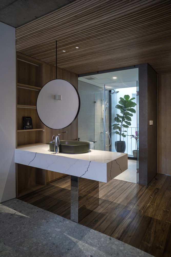 Phòng tắm rộng như khách sạn với phòng tắm đứng.