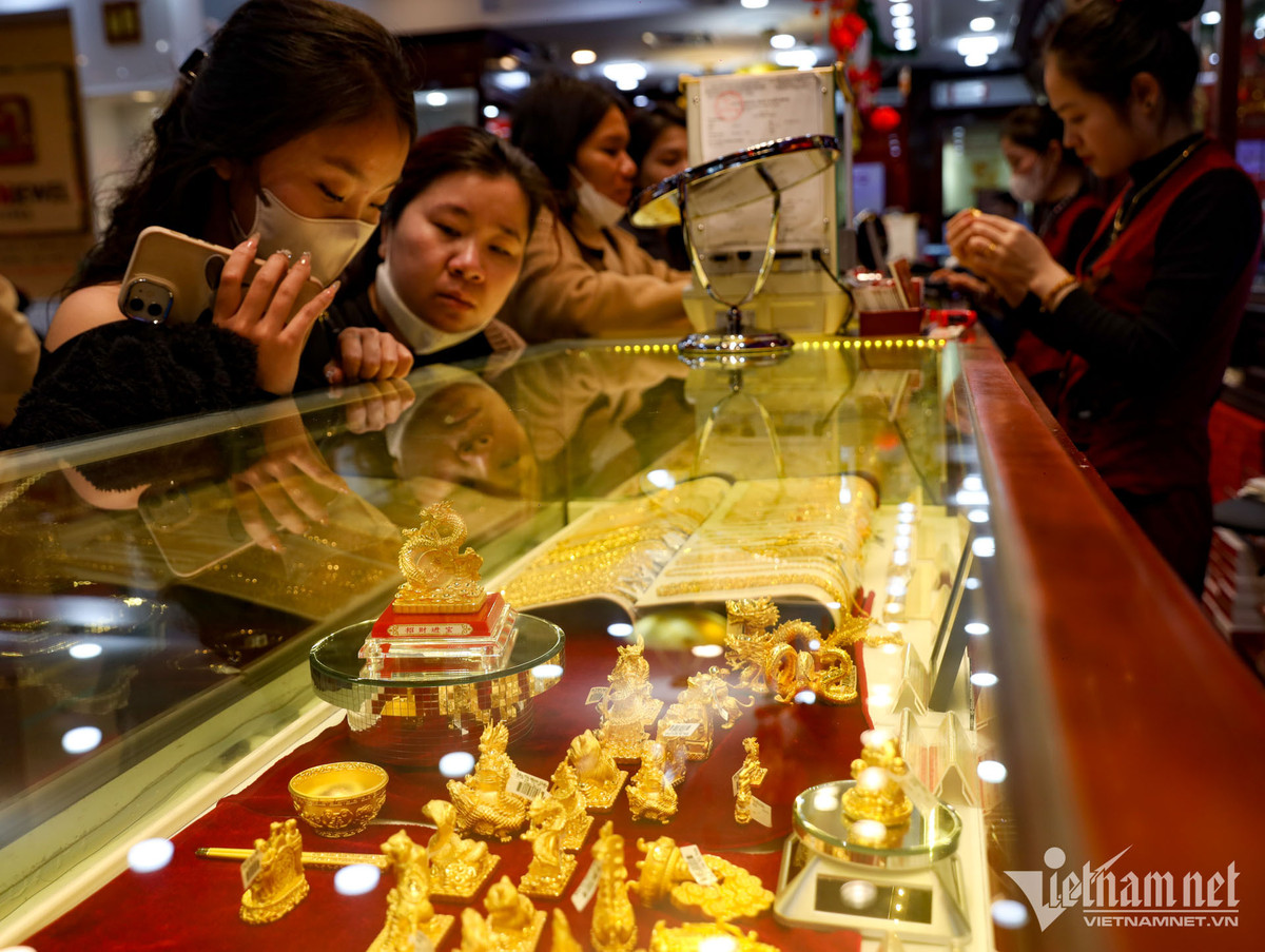 Ngoài ra, các sản phẩm thiết kế tiêu biểu như: Tượng vàng thần tài - Thịnh vượng, cát tường; Tượng vàng phúc lộc thọ; Tượng Phật bà quan âm; Tượng Phật di lặc; Tượng rồng thần tài chiêu tài hút lộc; Tượng linh giáp (12 con giáp); Tượng cây kim tiền; Đĩnh vàng tài lộc... Tất cả đều được chế tác từ chất liệu vàng rồng Thăng Long 99.9, 999.9, được nhiều người quan tâm.