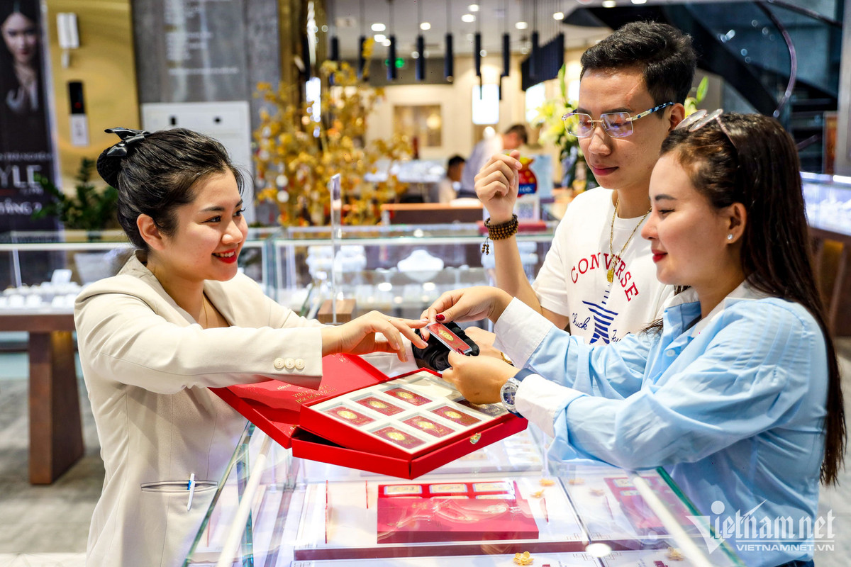 Trước ngày vía Thần Tài (mùng 10 tháng Giêng), các đơn vị phân phối vàng nổi tiếng đã chuẩn bị những sản phẩm độc đáo phục vụ khách. Năm nay, hình tượng rồng không chỉ là biểu tượng cho năm Giáp Thìn mà còn là bao hàm ý nghĩa may mắn, vươn lên, được nhiều đơn vị phân phối vàng chọn làm chủ đề bộ sưu tập.