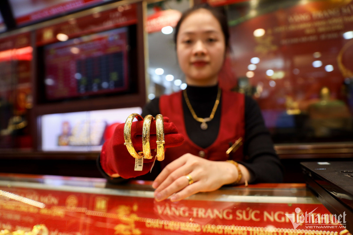 Không chờ đến ngày 10 tháng Giêng, nhiều người ngại đông đúc đã đi mua vàng nhân dịp đầu năm mới để lấy may.