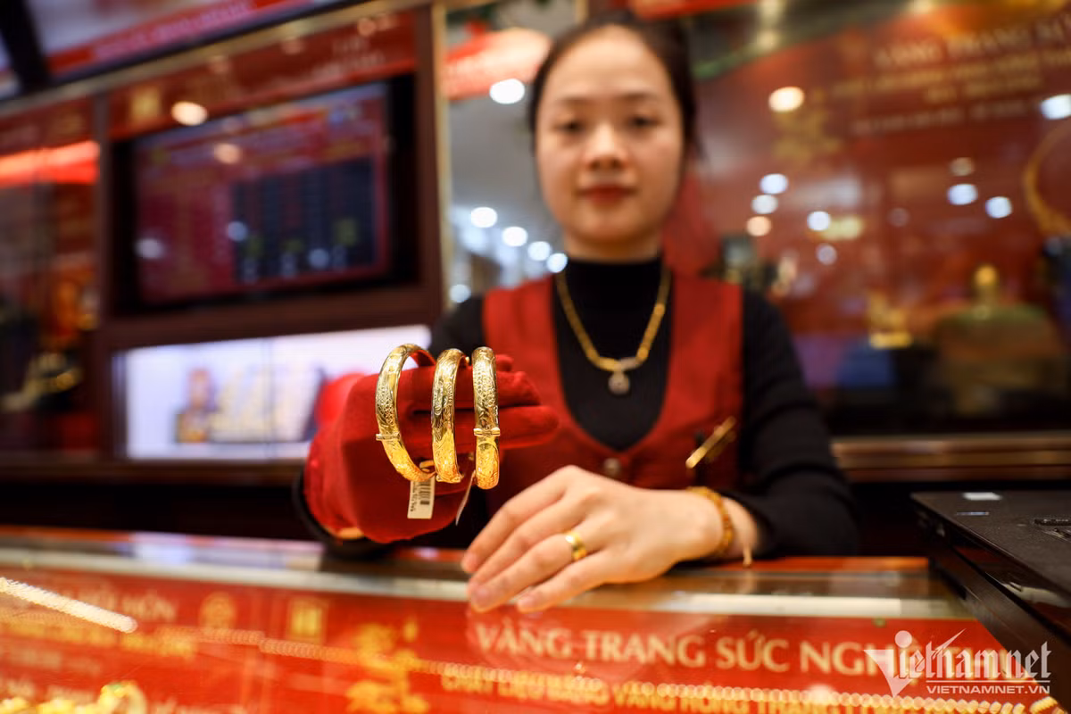 Không chờ đến ngày 10 tháng Giêng, nhiều người ngại đông đúc đã đi mua vàng nhân dịp đầu năm mới để lấy may.