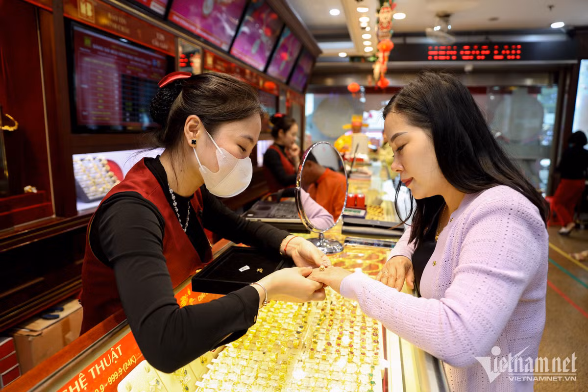 Trang sức vàng với họa tiết rồng, nhẫn kim tiền, nhẫn kiểu cho nữ, nhẫn phúc lộc thọ cho nam, dây tết charm gắn các loại hoa sen, tỳ hưu, chuỗi ngọc gắn charm, vòng, lắc tay gắn charm, bi phay... mang chủ đề chiêu tài, hút lộc, may mắn cũng đã được bày bán tại các cửa hàng, phục vụ nhu cầu tăng cao vào những ngày tới.