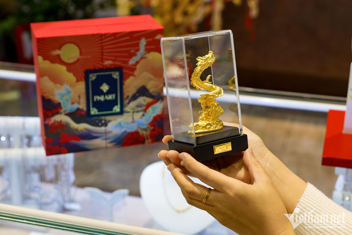 Tại một tiệm vàng ở phố Cầu Giấy (Hà Nội), nhân viên đang giới thiệu cho khách hàng loạt thiết kế trang sức, vàng tài lộc, quà tặng vàng phù hợp với nhiều người. Đặc biệt nhất là bộ sưu tập quà tặng "Kim Long Phi Vân" với hình tượng rồng vàng vươn mây độc đáo. Rồng gặp mây tựa cá gặp nước, ngụ ý cho một năm mới tràn ngập may mắn, thuận lợi. Ngoài ra, nó còn tượng trưng cho khát vọng và ý chí vươn lên mạnh mẽ để chinh phục những đỉnh cao mới.