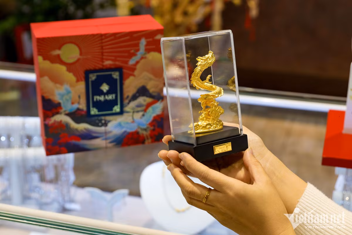 Tại một tiệm vàng ở phố Cầu Giấy (Hà Nội), nhân viên đang giới thiệu cho khách hàng loạt thiết kế trang sức, vàng tài lộc, quà tặng vàng phù hợp với nhiều người. Đặc biệt nhất là bộ sưu tập quà tặng "Kim Long Phi Vân" với hình tượng rồng vàng vươn mây độc đáo. Rồng gặp mây tựa cá gặp nước, ngụ ý cho một năm mới tràn ngập may mắn, thuận lợi. Ngoài ra, nó còn tượng trưng cho khát vọng và ý chí vươn lên mạnh mẽ để chinh phục những đỉnh cao mới.