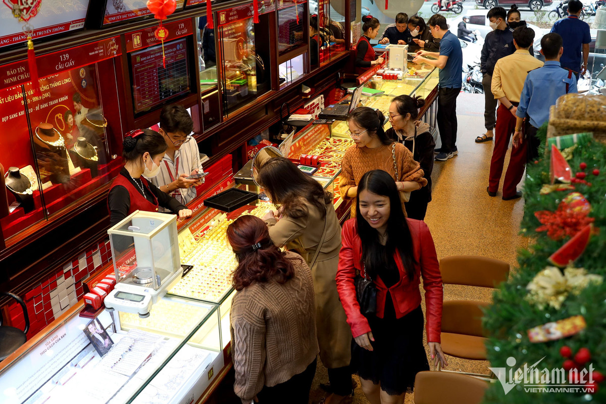 Một nhân viên cửa hàng bán vàng trên đường Cầu Giấy chia sẻ, hiện lượng khách đến mua vàng là chủ yếu. Hầu hết mọi người mua số lượng vàng nhỏ, rất ít người mua lượng lớn. "Sau Tết, nhiều người thường mua vàng để lấy may vào ngày đầu xuân hơn là mua để đầu tư và tích trữ", nhân viên cho hay.
