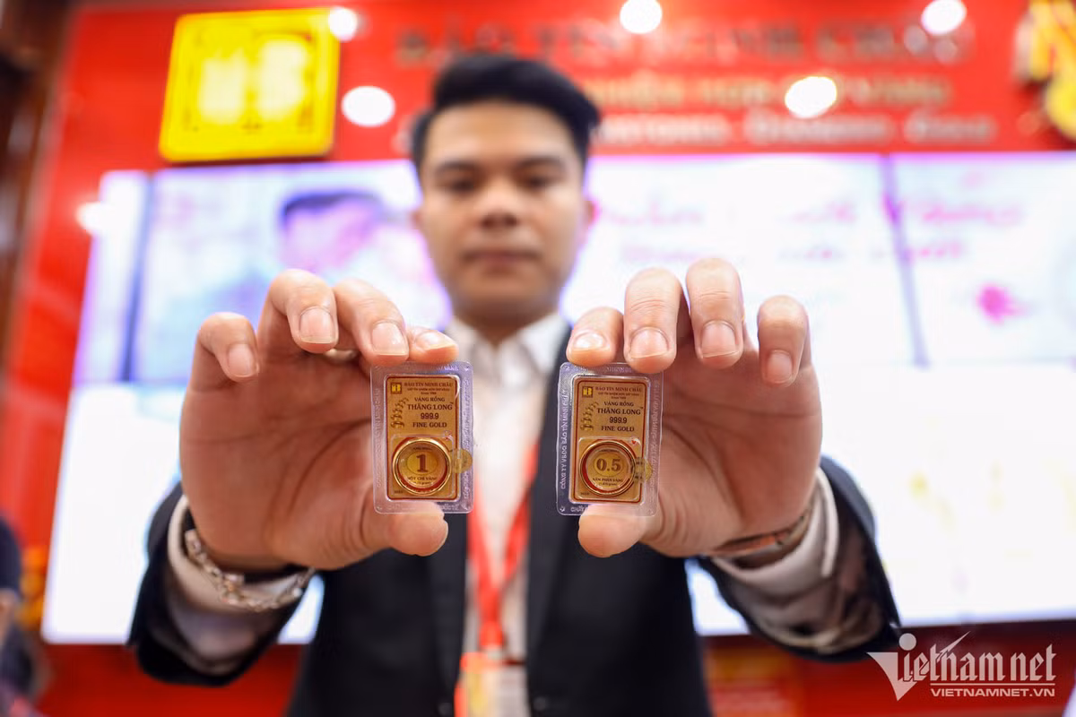 Tại một cửa hàng vàng khác, nhẫn tròn trơn được kỳ vọng là sản phẩm hút khách nhất dịp vía Thần tài. Vàng miếng SJC sau khi tăng giá lên mức 79 triệu đồng/lượng, chiều 16/2 bỗng quay đầu giảm. Sản phẩm này phù hợp cho những ai có nhu cầu tích trữ.