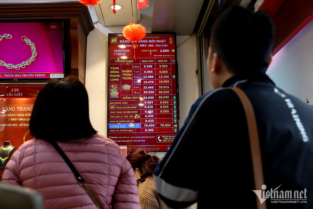 Theo chuyên gia kinh tế Đinh Trọng Thịnh, vào dịp vía Thần tài những năm trước, giá vàng thường tăng do nhu cầu mua vàng cầu may mắn của người dân tăng đột biến. Những ngày gần đây, giá vàng thế giới lao dốc nhưng giá trong nước vẫn ở mức cao, tuy nhiên sẽ thấp hơn giá đỉnh hồi cuối năm 2023.