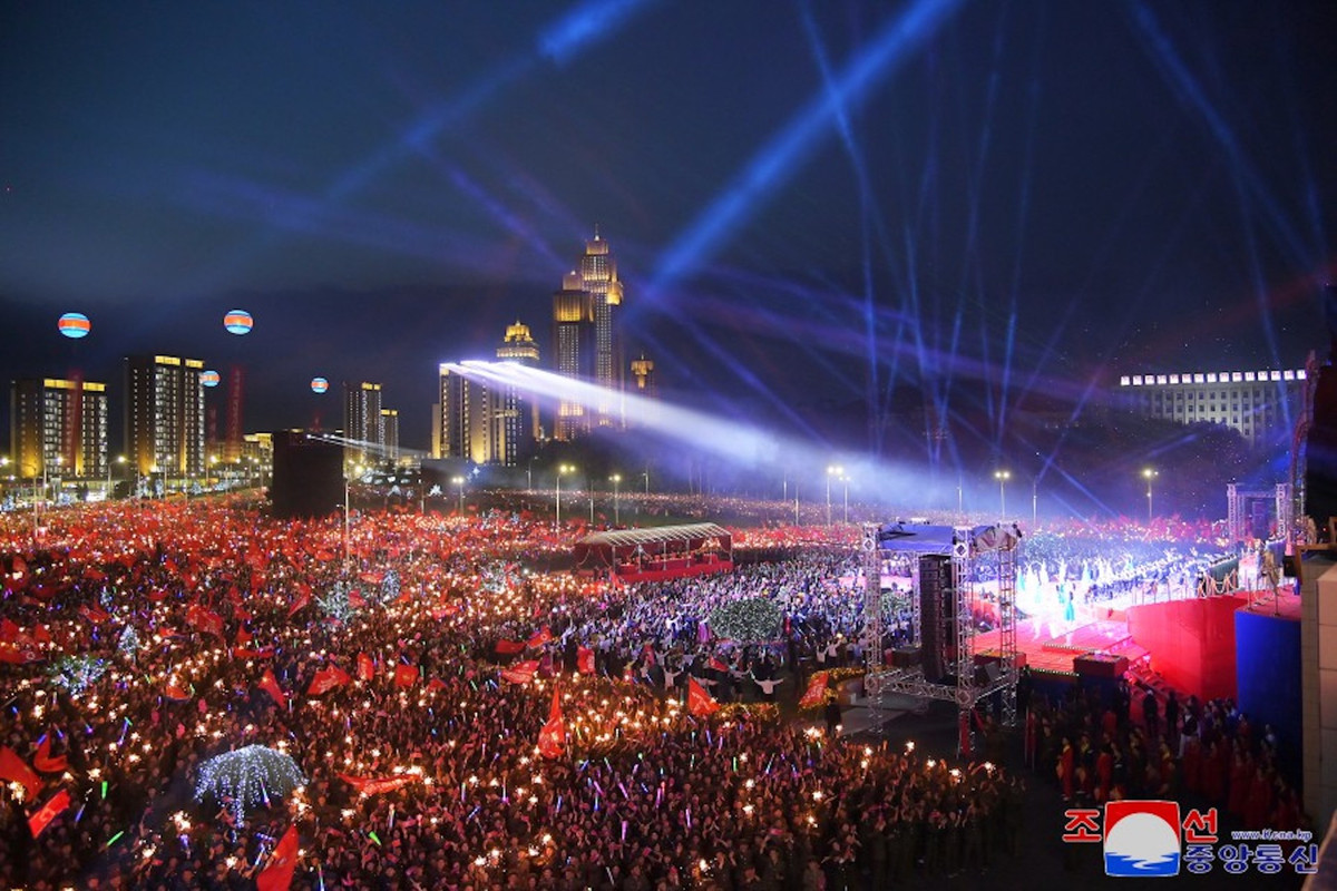 Hàng ngàn người tham dự chương trình lễ khánh thành.