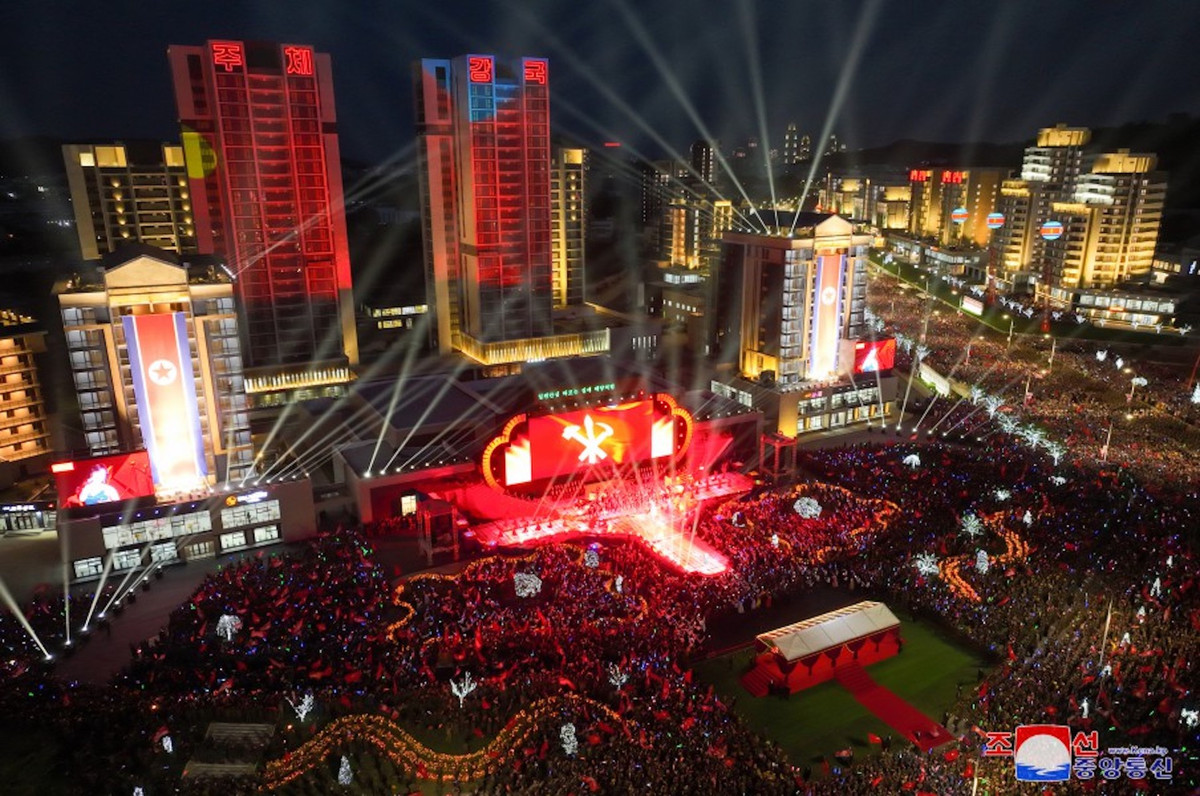 Theo Nghị Quyết tại Đại hội Đảng Lao Động Triều Tiên lần thứ 8 hồi tháng 1/2021, nước này sẽ cung cấp 50.000 căn nhà cho người dân trong vòng 5 năm. Hồi năm 2022, dự án xây dựng 10.000 căn hộ mới đã được khởi công ở khu vực Hwasong tại thủ đô Bình Nhưỡng. Tháng 4/2023, lễ khánh thành công trình 10.000 căn hộ này đã diễn ra sau thời gian xây dựng.