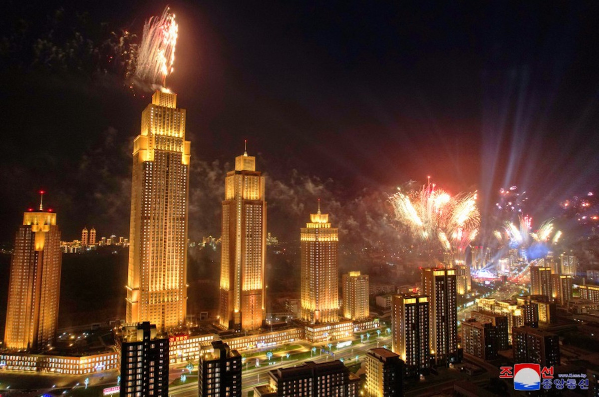 Tờ Chosun của Hàn Quốc cho hay, lễ khánh thành con đường bắt đầu từ chiều ngày 14 và kéo dài đến tối kèm màn pháo hoa trên bầu trời. Ông Kim Jong Un và con gái ở lại đến lúc kết thúc buổi lễ.