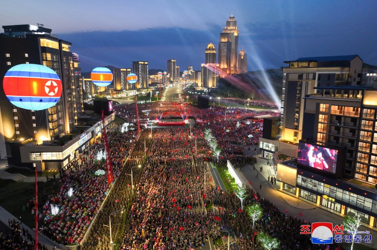 Các tòa nhà chọc trời ở con đường mới khánh thành. Tòa nhà cao nhất là khu chung cư 80 tầng.