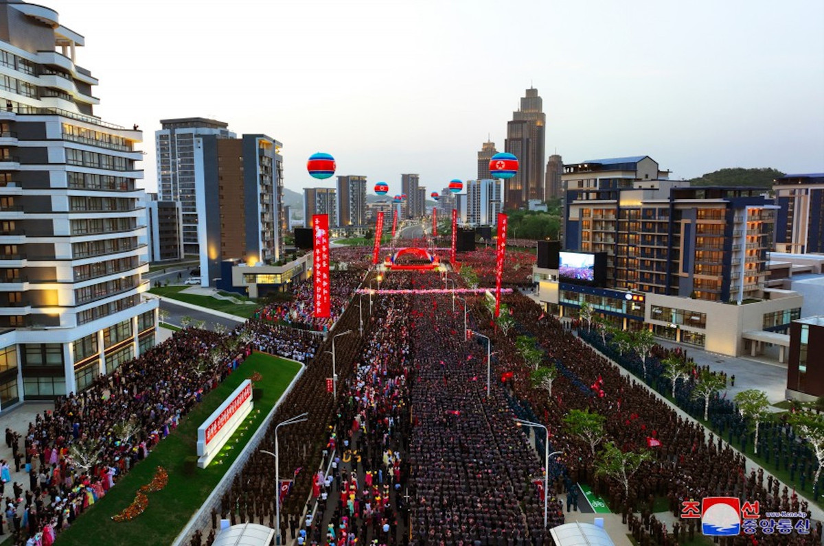 Hình ảnh được đăng tải cho thấy, tuyến phố được xây dựng hiện đại với các tòa nhà cao tầng, vỉa hè, đường phố quy hoạch đẹp mắt cùng hệ thống chiếu sáng.