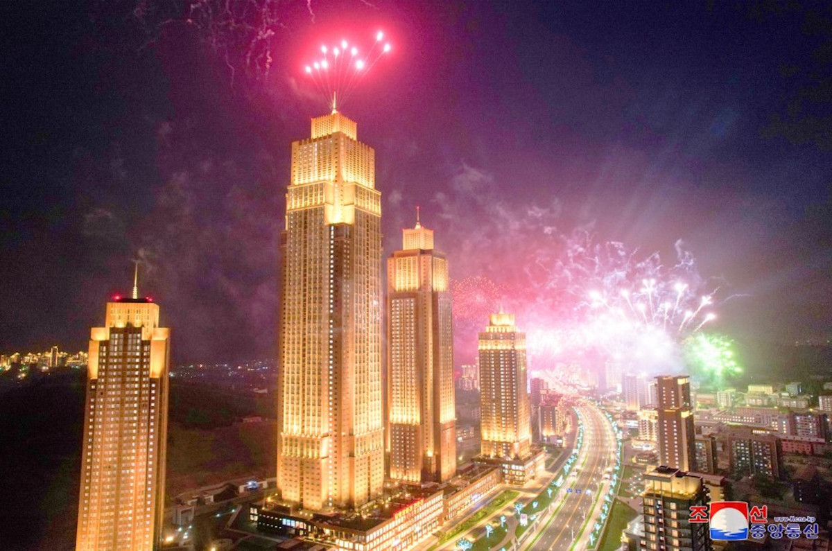 Vào buổi tối, một sân khấu ca nhạc lớn và hoành tráng được dựng ngay trên con đường mới khánh thành, các ca sĩ nổi tiếng của Triều Tiên biểu diễn thu hút sự chú ý của khán giả.