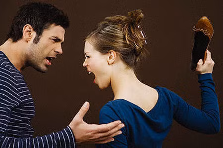 Vợ chồng hòa thuận, chung sức chung lòng vun vén cho gia đình, coi đóng góp cho gia đình là niềm vui của chính mình. Ngược lại, trên thực tế cũng cho thấy, nhiều gia đình điêu đứng chỉ vì vợ chồng bất hòa. 