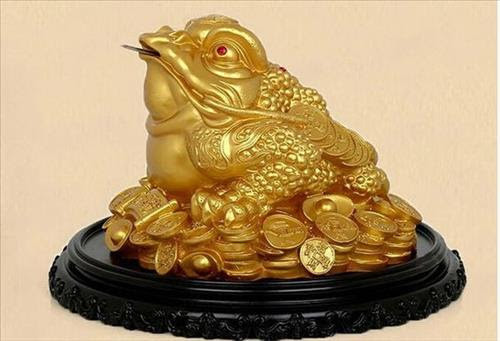 Chế độ ăn của Thiềm Thừ bao gồm những thứ quý giá như vàng, bạc và đá quý. Quan niệm dân gian cho rằng sự xuất hiện của Thiềm Thừ là dấu hiệu cho thấy nơi đó sẽ trở nên thịnh vượng và giàu có.