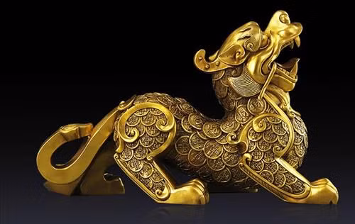 Mỗi màu sắc của Tỳ Hưu lại tượng trưng cho một ý nghĩa riêng biệt: Tỳ Hưu màu đen phụ trách thu hút của cải, mang lại may mắn trong kinh doanh và giao dịch; Tỳ Hưu màu trắng đảm bảo sức khỏe và hòa thuận, hạnh phúc cho các thành viên trong gia đình. 