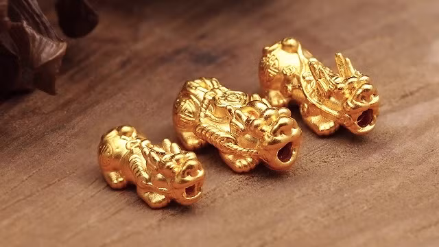 Truyền thuyết kể rằng Tỳ Hưu thích thú với việc nuốt chửng vàng bạc, châu báu và không thể nào thải ra do không có hậu môn, điều này biểu tượng cho việc thu hút và giữ chặt tài lộc. 