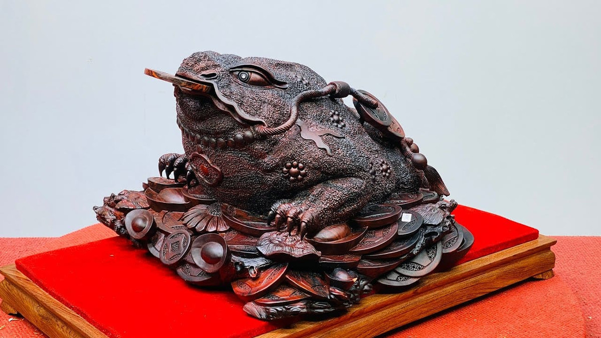 Trong lĩnh vực phong thủy, Thiềm Thừ được xem là một linh vật mạnh mẽ trong việc thu hút tài lộc và sự thịnh vượng cho chủ nhân. Nó được coi là biểu tượng của may mắn, phù hợp với thần Tài và mang lại phú quý dồi dào, sự nghiệp phát triển và gia đình hòa thuận, ấm áp.