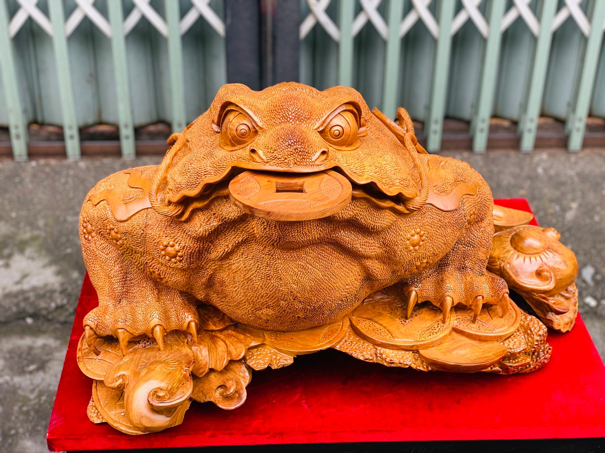 Cóc Thiềm Thừ: Thiềm Thừ, hay còn được biết đến với nhiều tên gọi như cóc ngậm tiền, cóc ba chân, cóc vàng phong thủy, hay cóc tài lộc, là một biểu tượng phong phú trong văn hóa dân gian.