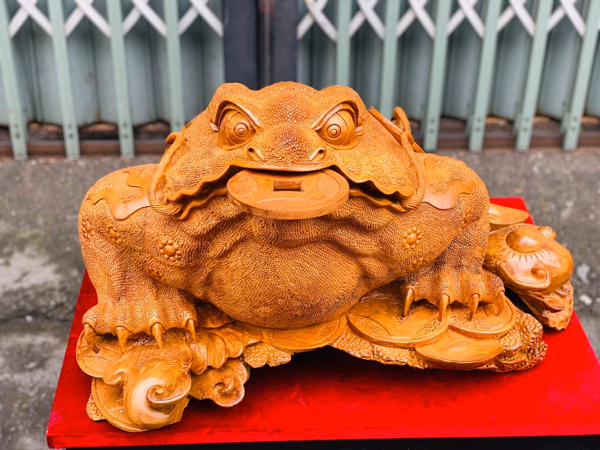 Cóc Thiềm Thừ: Thiềm Thừ, hay còn được biết đến với nhiều tên gọi như cóc ngậm tiền, cóc ba chân, cóc vàng phong thủy, hay cóc tài lộc, là một biểu tượng phong phú trong văn hóa dân gian.