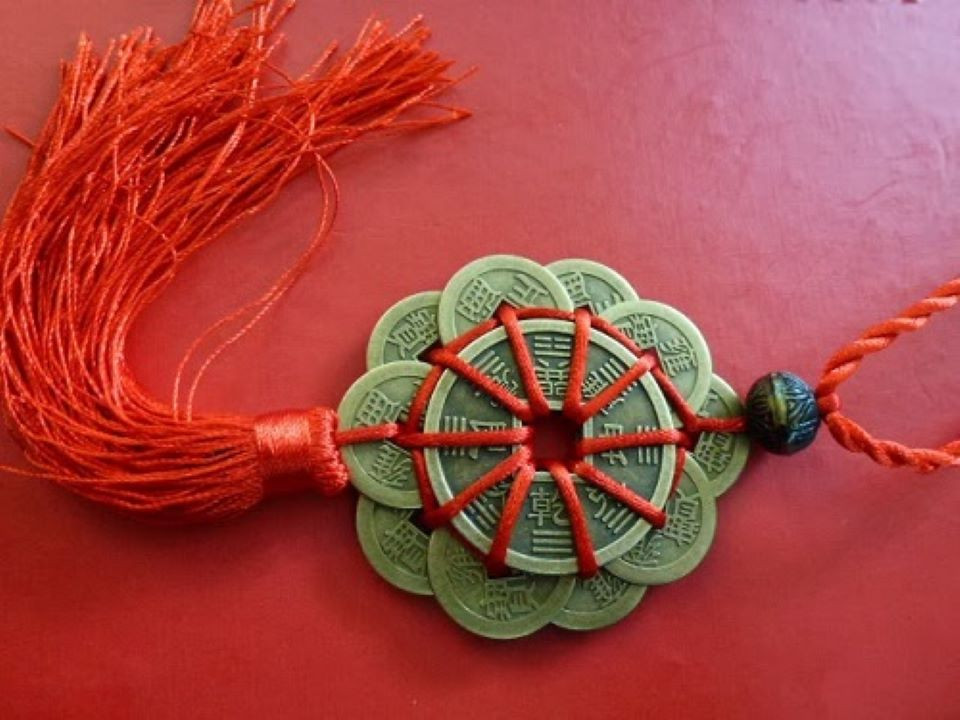 Có một niềm tin mạnh mẽ rằng tiền xu phong thủy, đặc biệt là loại Tiền xu Hoa mai 10 cánh, khi được đặt trong két sắt có thể phát huy mạnh mẽ vượng khí, mang lại nhiều lợi ích cho chủ nhân của nó. Không chỉ tăng cường tài lộc, loại tiền xu này còn được cho là có khả năng đem đến may mắn, thúc đẩy sự phát triển trong công việc và đạt được thành tựu lớn lao trong cuộc sống.