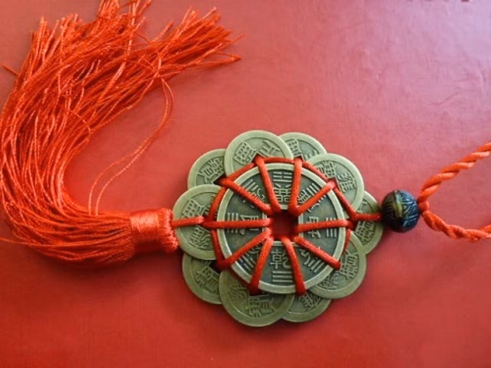 Có một niềm tin mạnh mẽ rằng tiền xu phong thủy, đặc biệt là loại Tiền xu Hoa mai 10 cánh, khi được đặt trong két sắt có thể phát huy mạnh mẽ vượng khí, mang lại nhiều lợi ích cho chủ nhân của nó. Không chỉ tăng cường tài lộc, loại tiền xu này còn được cho là có khả năng đem đến may mắn, thúc đẩy sự phát triển trong công việc và đạt được thành tựu lớn lao trong cuộc sống.