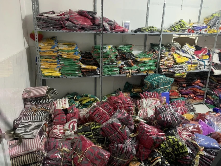 Livestream bán hàng không rõ nguồn gốc, 2.000 sản phẩm bị tạm giữ - Hình 2 Livestream ban hang khong ro nguon goc, 2.000 san pham bi tam giu-Hinh-2