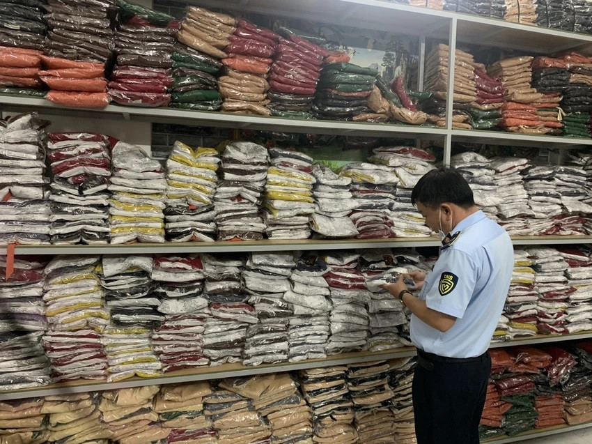 Livestream bán hàng không rõ nguồn gốc, 2.000 sản phẩm bị tạm giữ Livestream ban hang khong ro nguon goc, 2.000 san pham bi tam giu